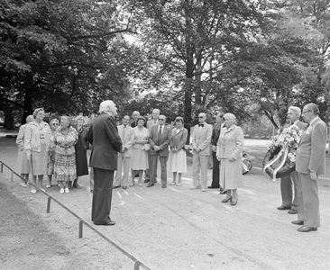 884269 Afbeelding van belangstellenden bij de kranslegging door burgemeester mevr. drs. M.W.M. ('Lien) Vos-van Gortel ...